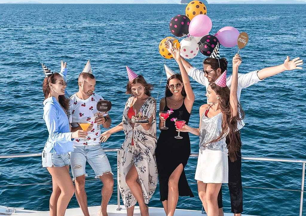 Teknede Doğum Günü Partisi